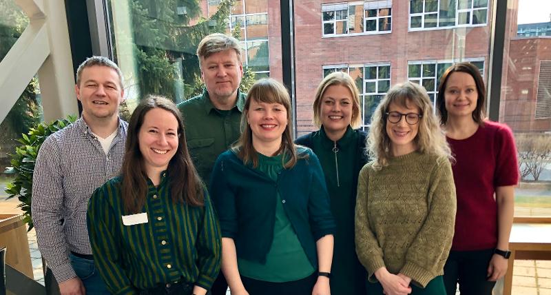 B2STeam Nord.jpg Gruppen ved UiT tilknyttet B2S pilotstudie sammen med team fra Tromsø kommune: Bak fra venstre: Frode Adolfsen (UiT), Rune Solberg (Tromsø kommune), Henriette Kyrrestad (UiT), Theresa Johnsen (Tromsø kommune). foran fra venstre: Henriette Moseng (Tromsø kommune), Toril Sørheim Nilsen (UiT), Marte Rye (RKBU Nord, UiT).